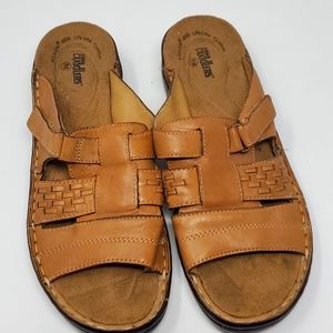 Women's Leather Cobbie Cuddlers Tan Sandals Size 8.5